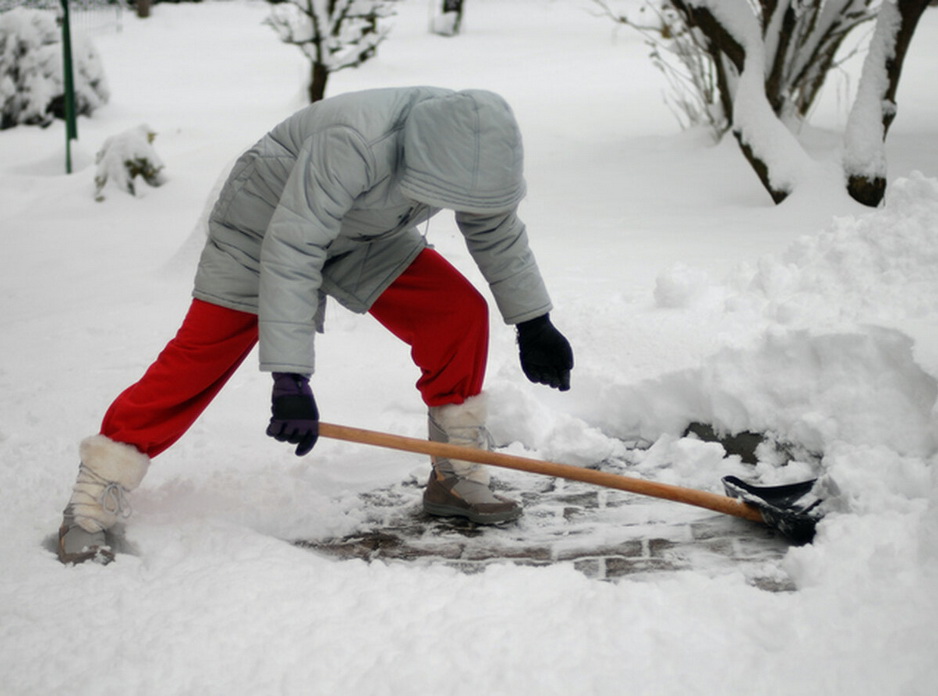 Может ли уборка снега быть опасной для вашего сердца?